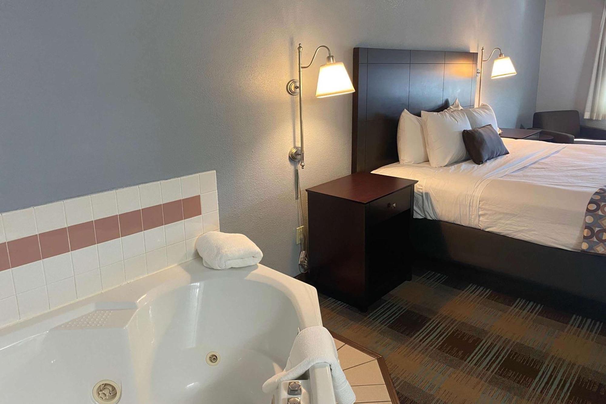Baymont By Wyndham Danville Il Bagian luar foto
