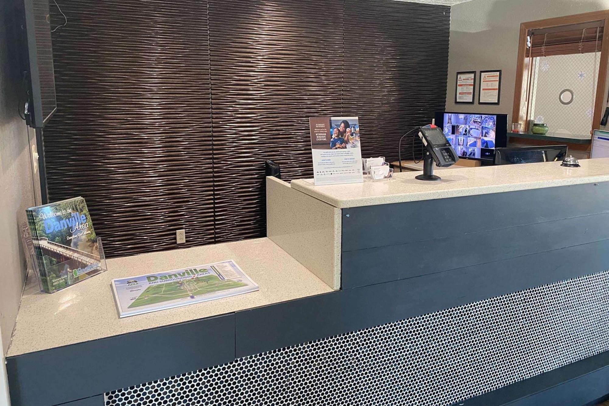 Baymont By Wyndham Danville Il Bagian luar foto